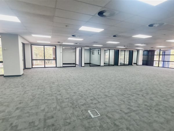 913  m² Commercial space