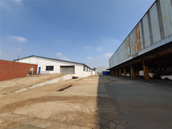 9 600  m² Industrial space