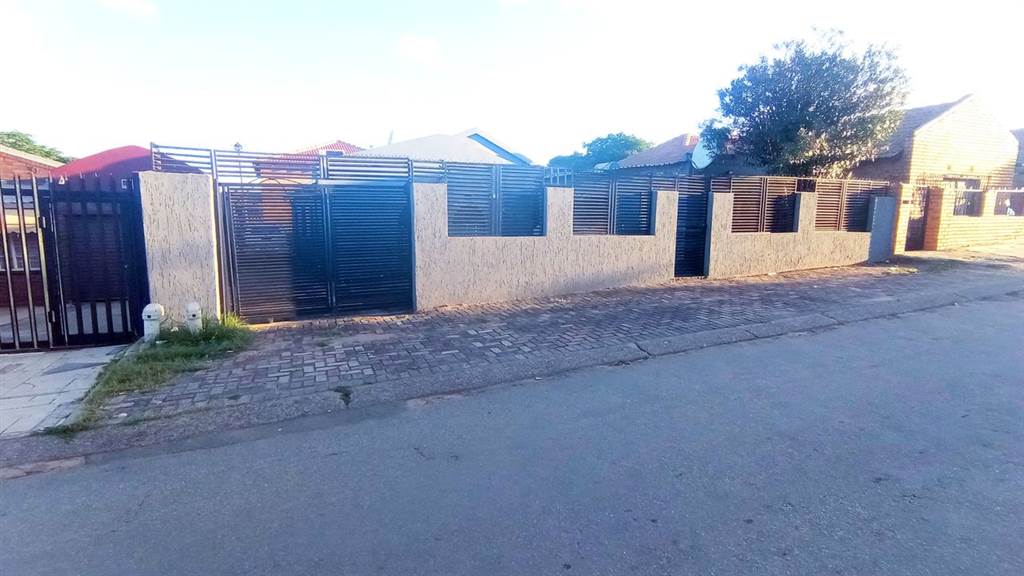 4 Bed House in Rabie Ridge photo number 1