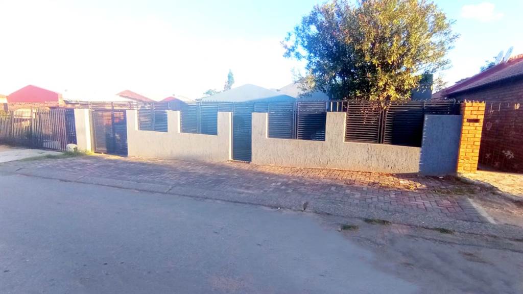 4 Bed House in Rabie Ridge photo number 18