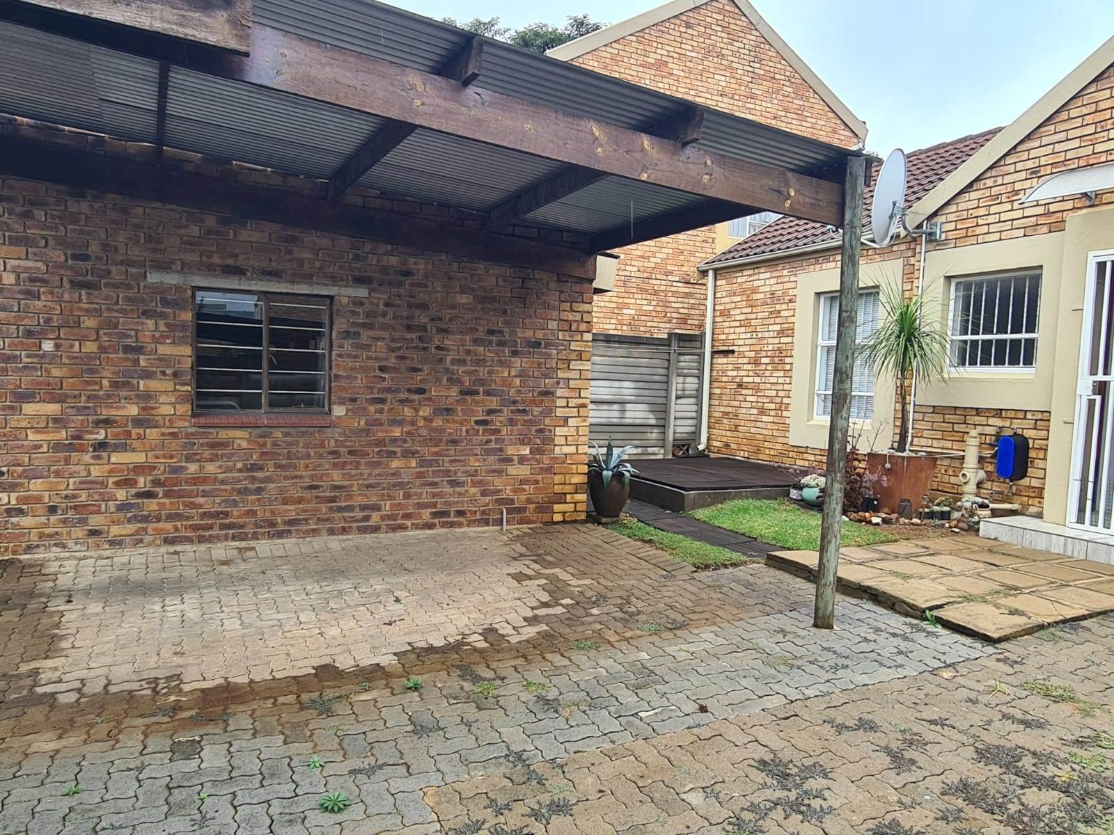 2 Bed Townhouse in Wilgeheuwel photo number 3