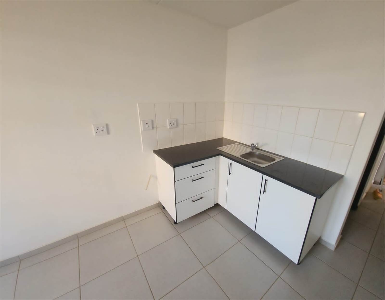 2 Bed Apartment in Soweto Central photo number 3