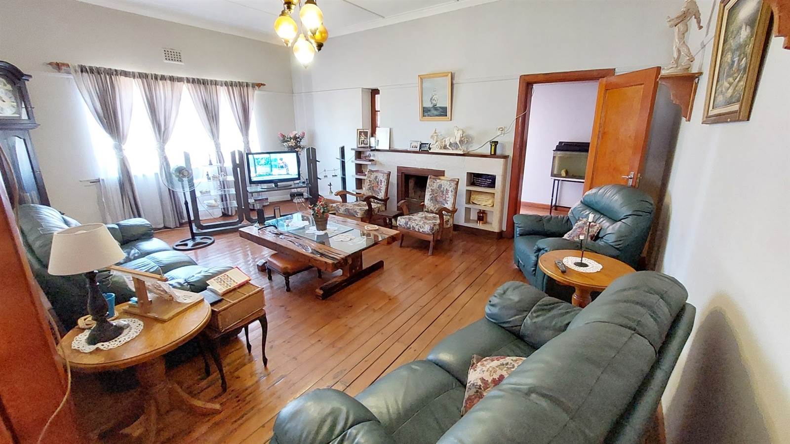 4 Bed House in Wellington Central photo number 2
