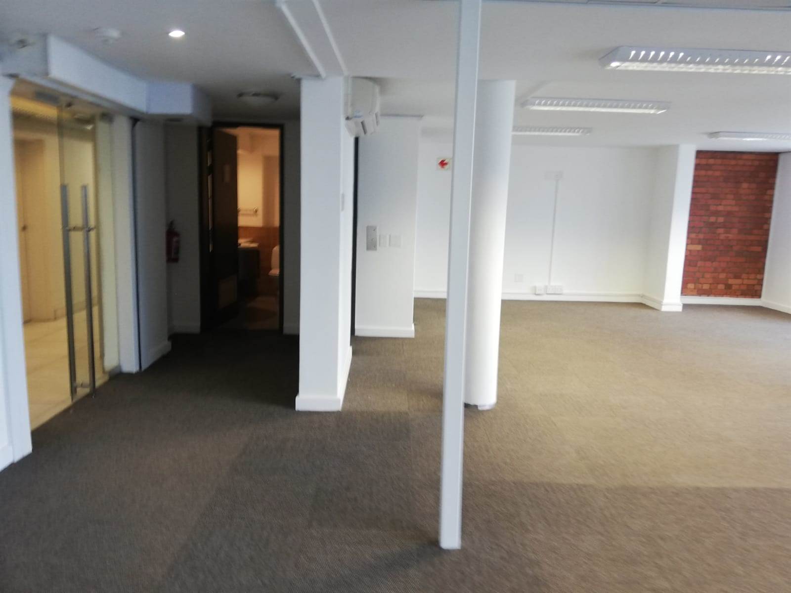 300  m² Office Space in Green Point photo number 2