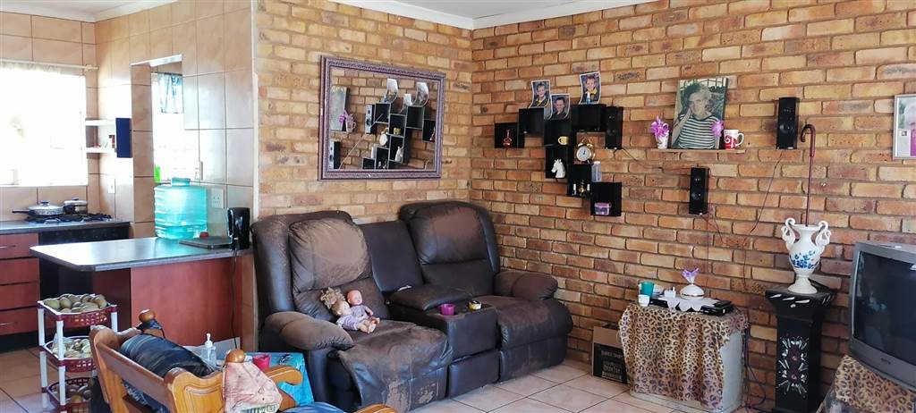 3 Bed Townhouse in Rensburg photo number 2