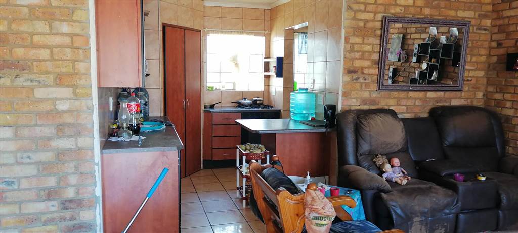 3 Bed Townhouse in Rensburg photo number 6