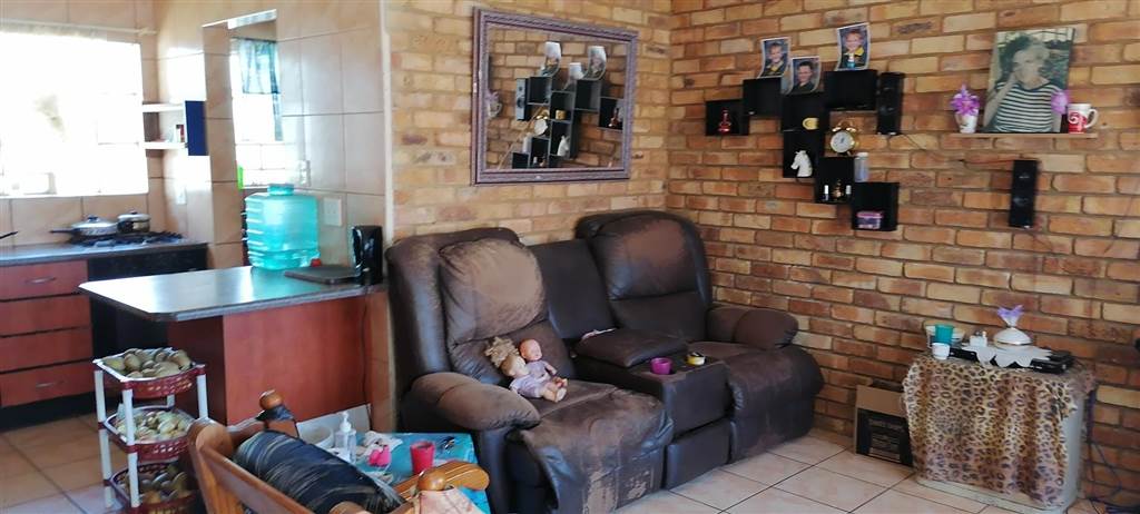 3 Bed Townhouse in Rensburg photo number 4