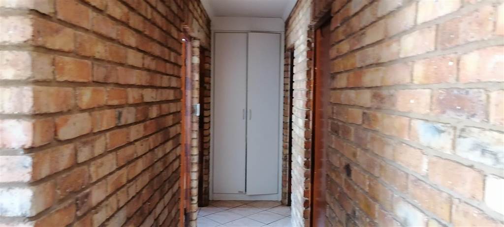 3 Bed Townhouse in Rensburg photo number 8