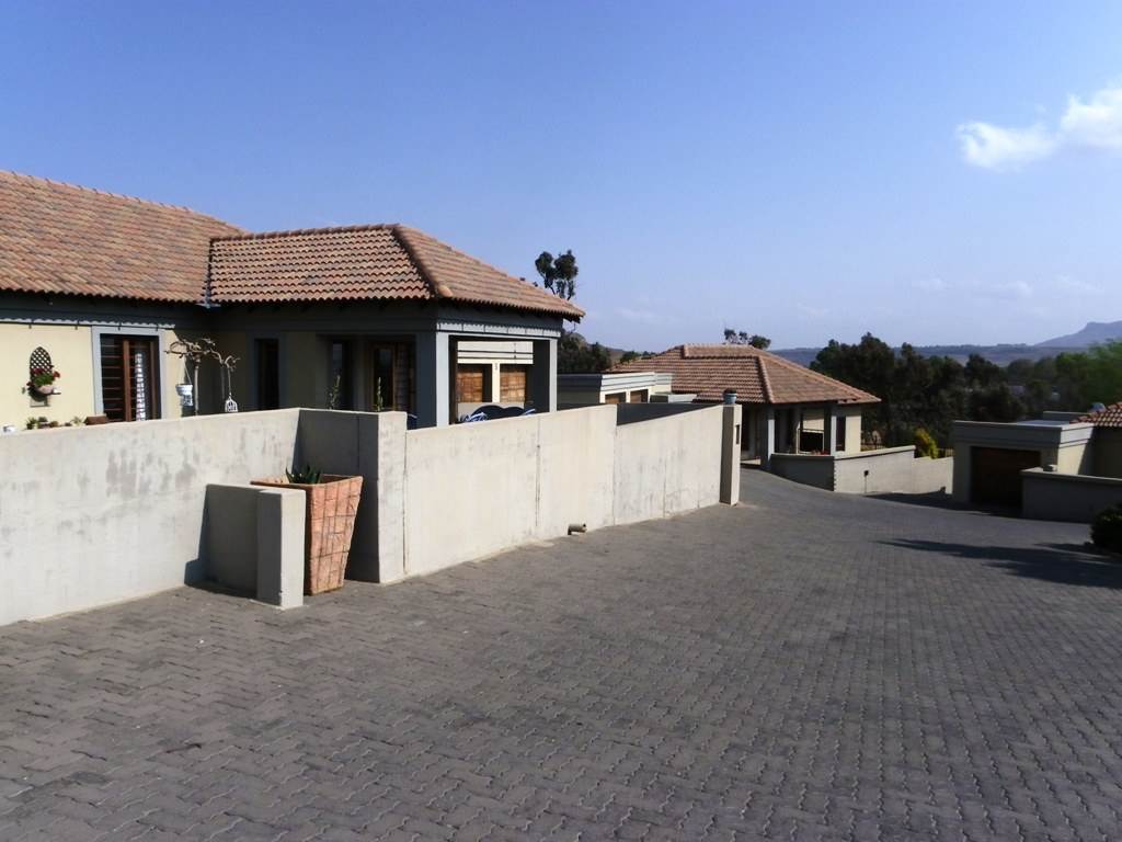 3 Bed Townhouse in Bergsig photo number 4
