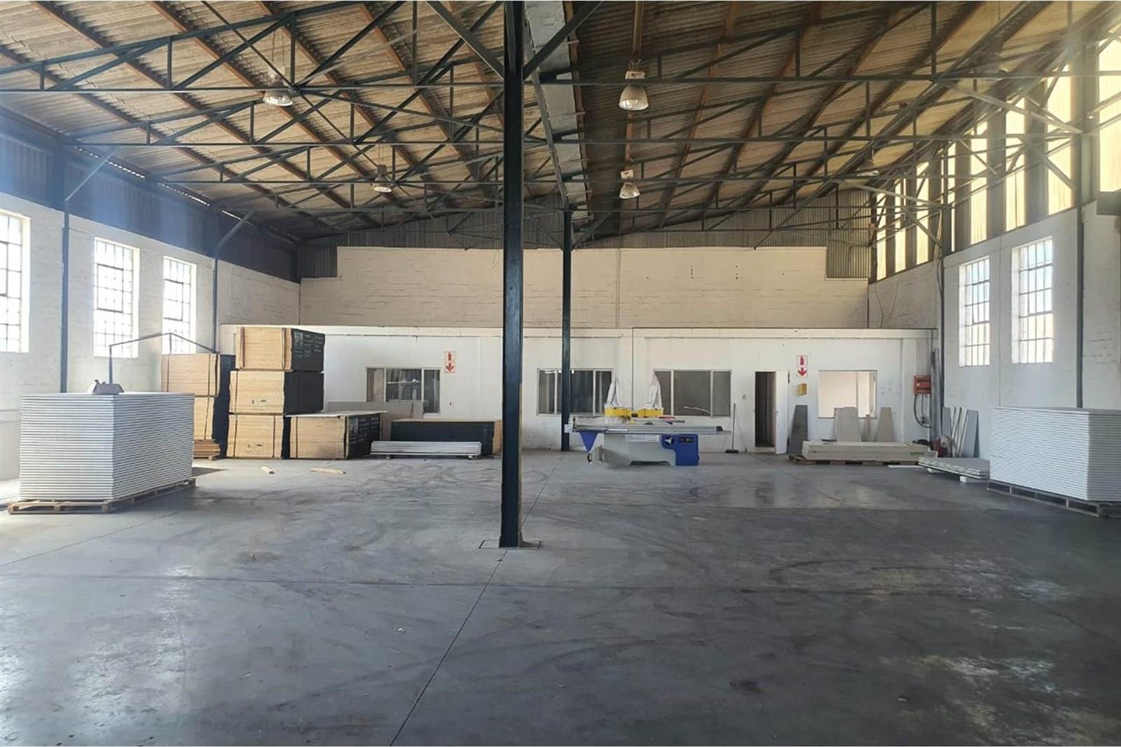 650  m² Industrial space in Deal Party photo number 2
