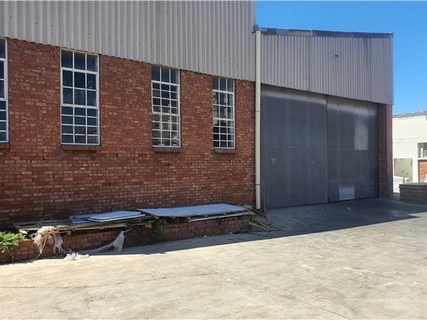 650  m² Industrial space in Deal Party