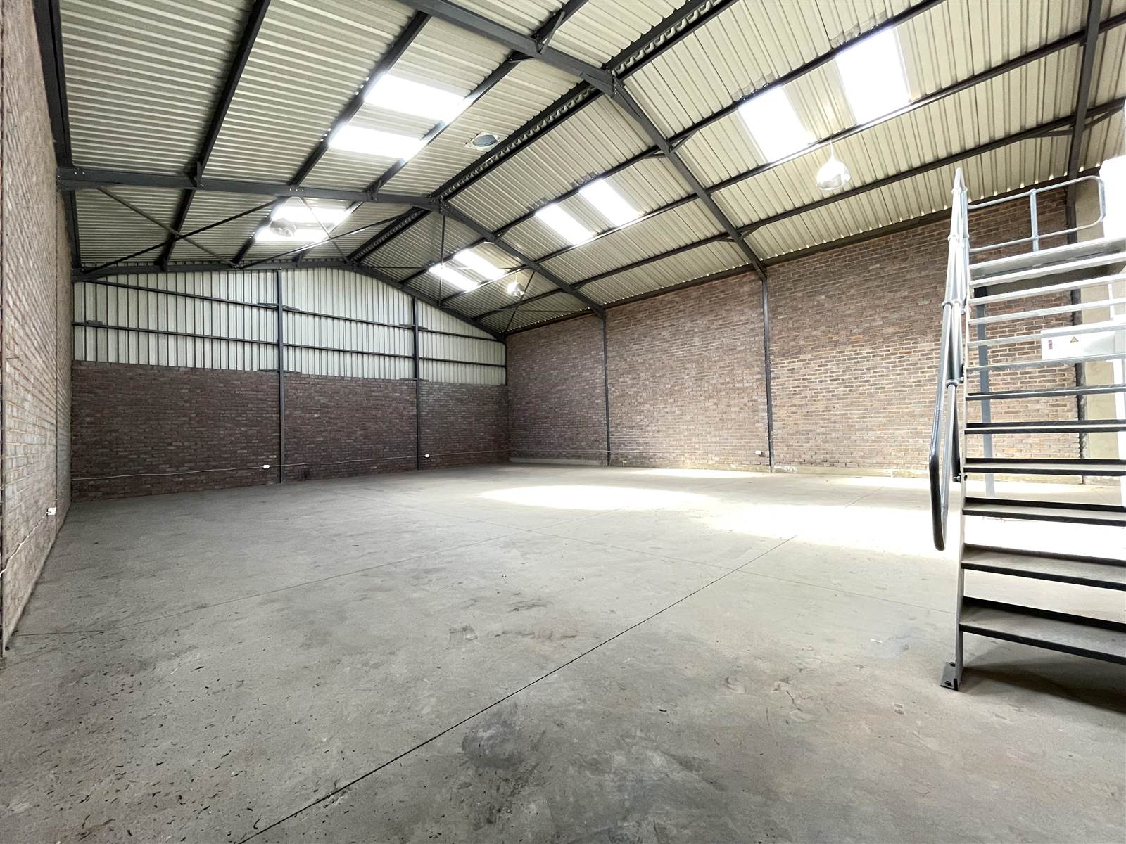 300  m² Industrial space in Anderbolt photo number 2