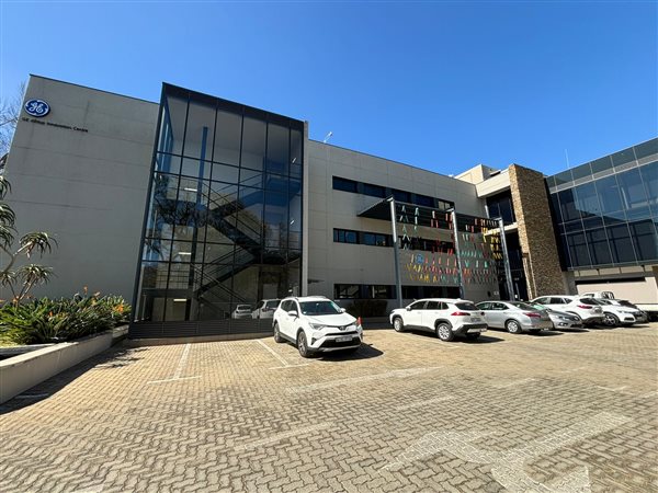 702  m² Commercial space