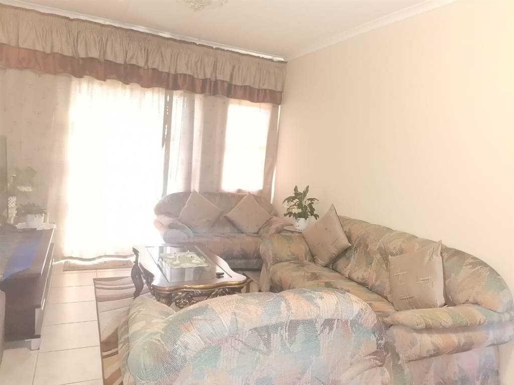 3 Bed Apartment in Bishopstowe photo number 9
