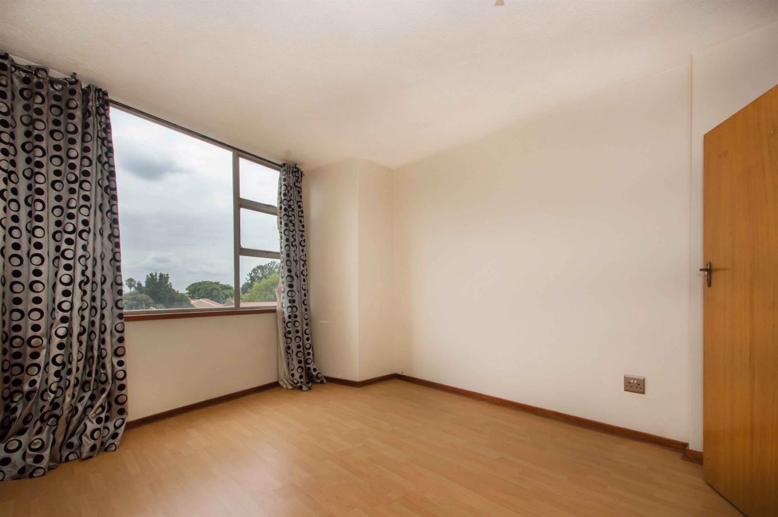2 Bed Apartment in Bramley Park photo number 25