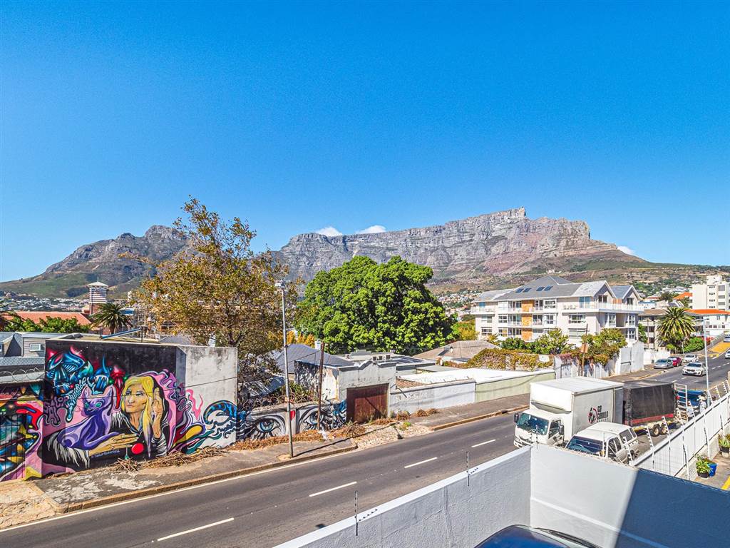 2 Bed Apartment in Tamboerskloof photo number 9