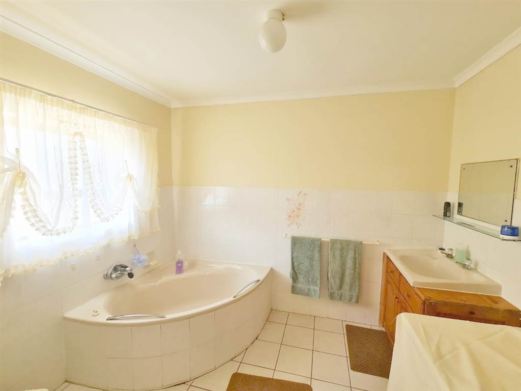 4 Bed House in Agulhas photo number 18