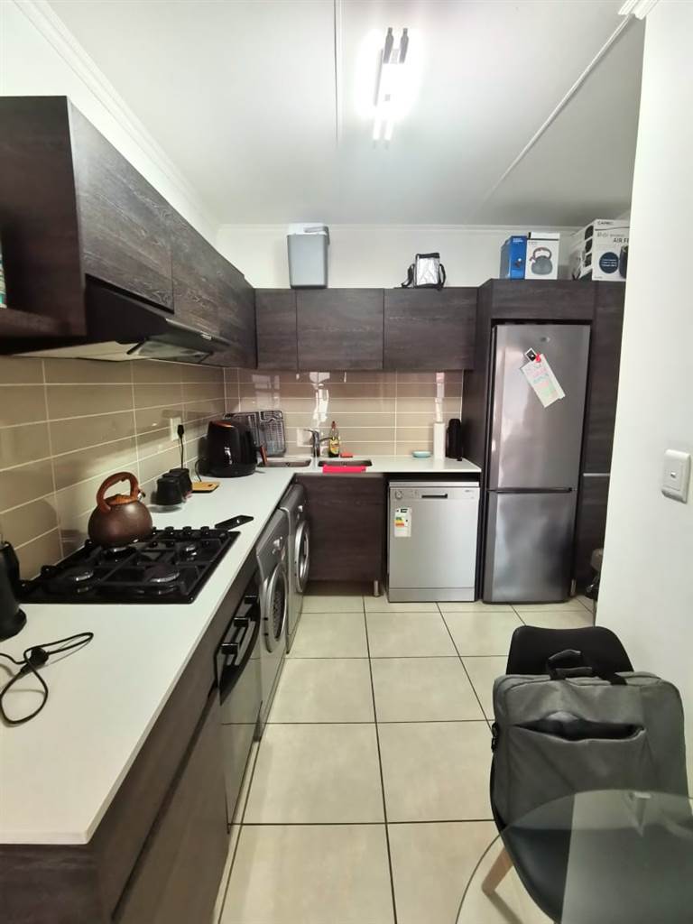 1 Bed Apartment in Olivedale photo number 6