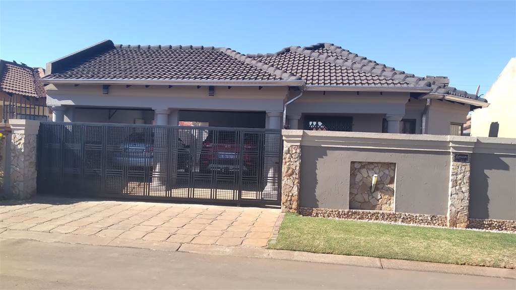 4 Bed House in Boksburg Central photo number 2