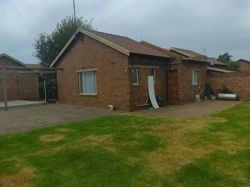 2 Bed Townhouse in Witbank Central photo number 2