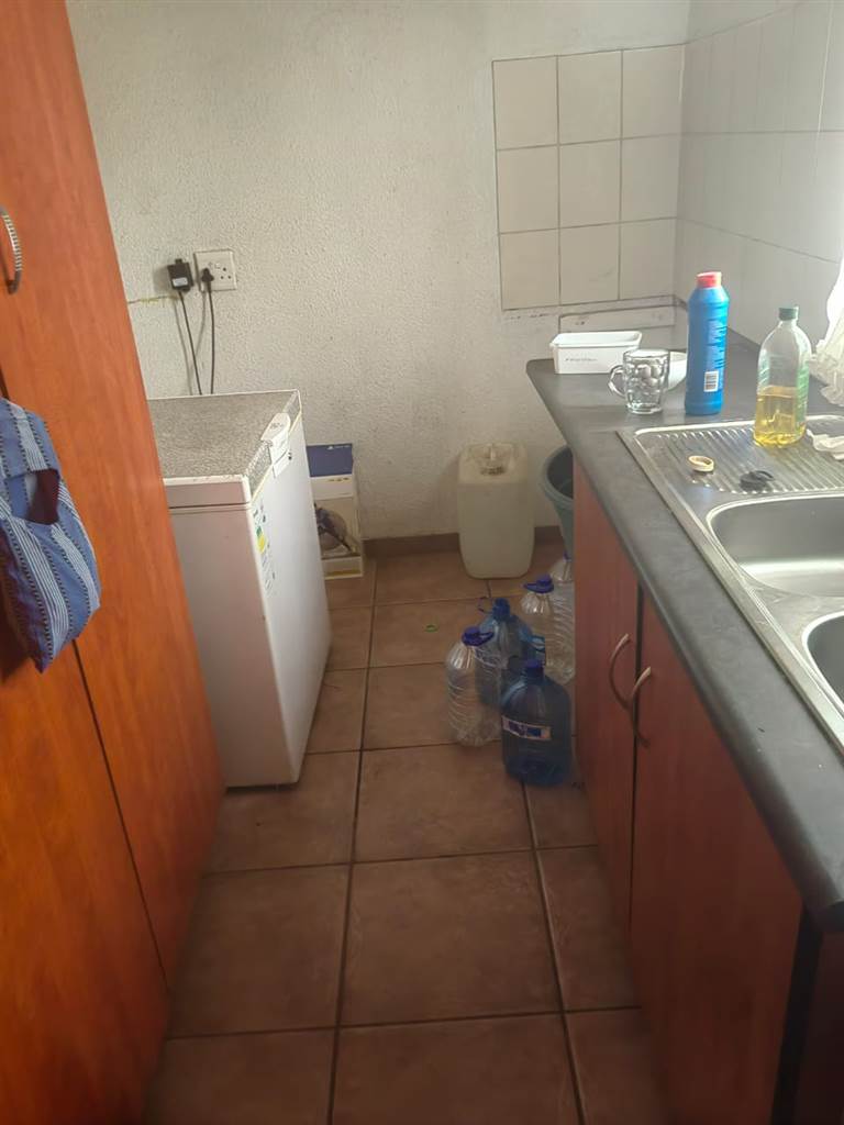 2 Bed Townhouse in Witbank Central photo number 3