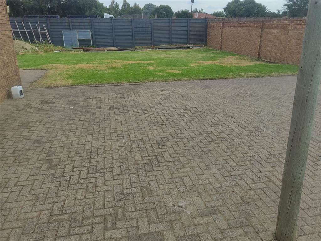 2 Bed Townhouse in Witbank Central photo number 7