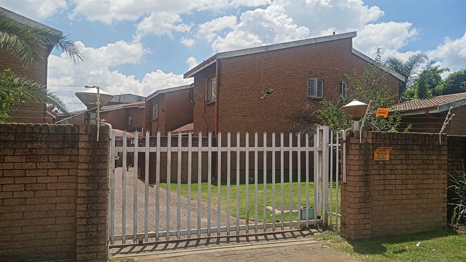 3 Bed Townhouse in Vereeniging Central photo number 1