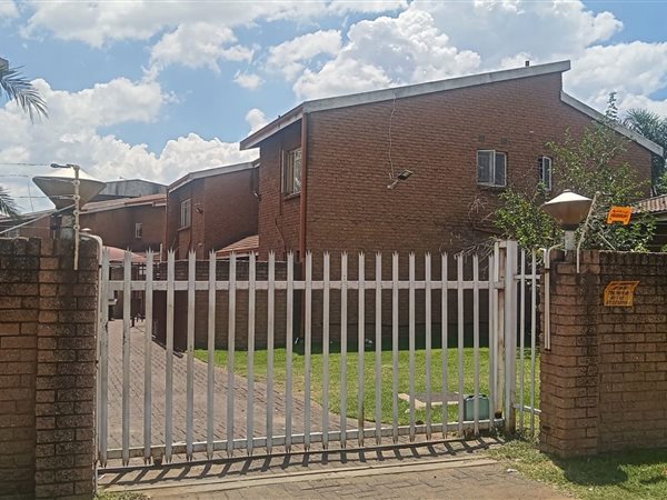 3 Bed Townhouse in Vereeniging Central