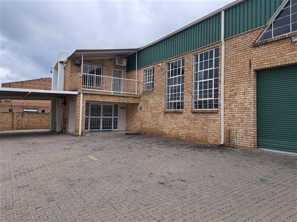 571  m² Industrial space