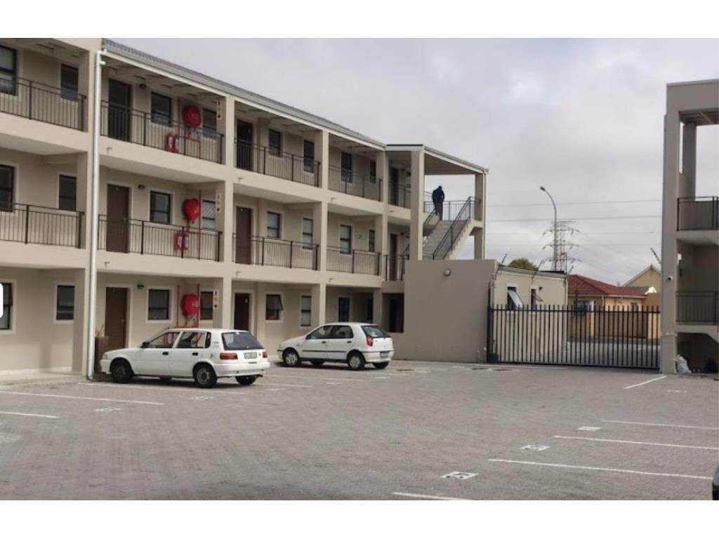 2 Bed Apartment in Grassy Park photo number 16