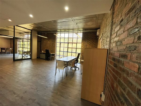 200  m² Commercial space in Onder Papegaaiberg