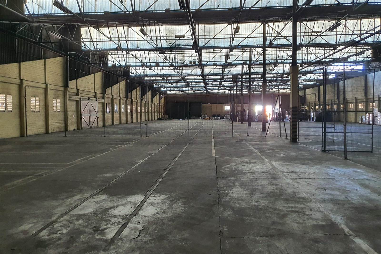 4000  m² Industrial space in North End photo number 1