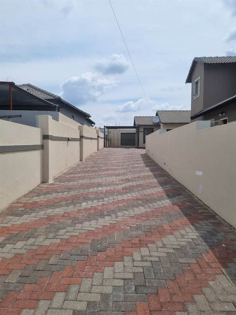 3 Bed House in Kya Sands photo number 2