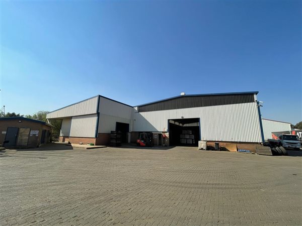 1 600  m² Industrial space