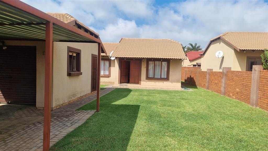 2 Bed Townhouse in Krugersdorp Central photo number 1