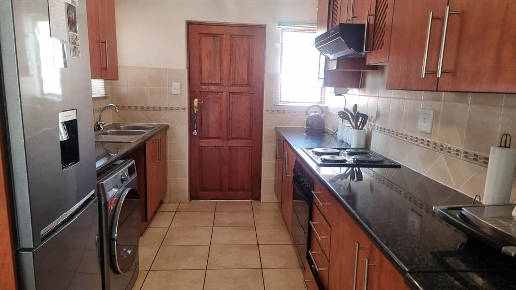 2 Bed Townhouse in Krugersdorp Central photo number 8