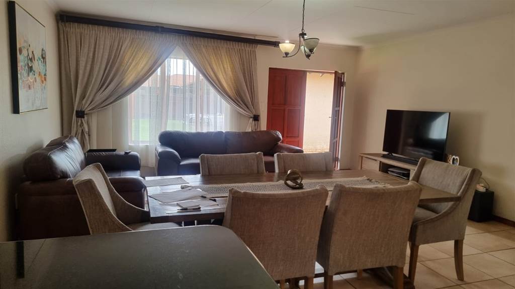 2 Bed Townhouse in Krugersdorp Central photo number 5