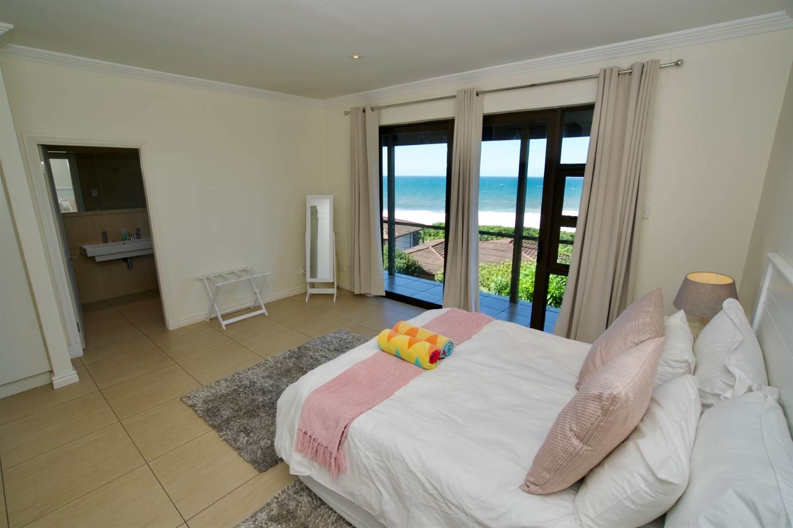 4 Bed Duplex in Blythedale Beach photo number 7