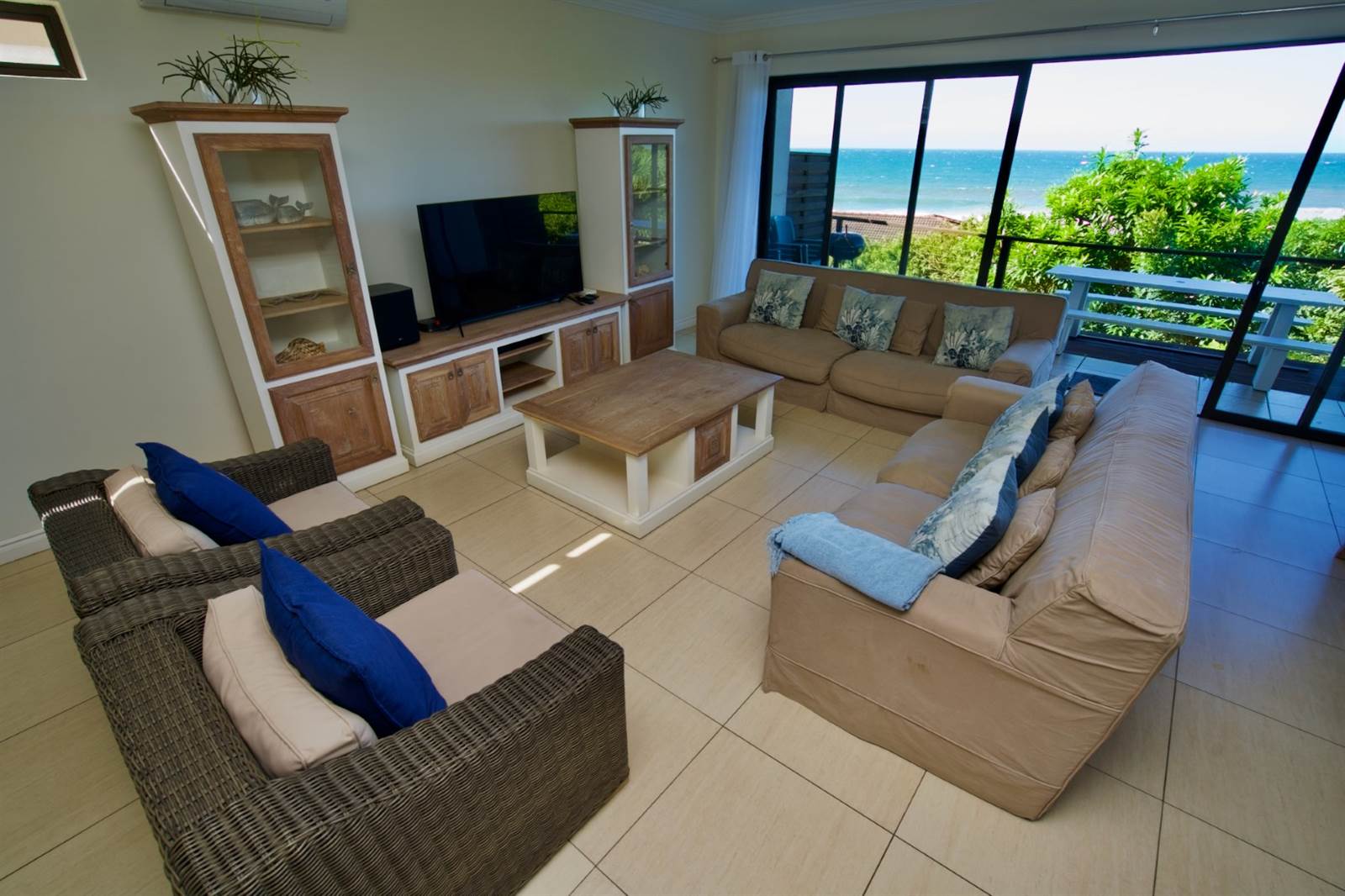 4 Bed Duplex in Blythedale Beach photo number 2