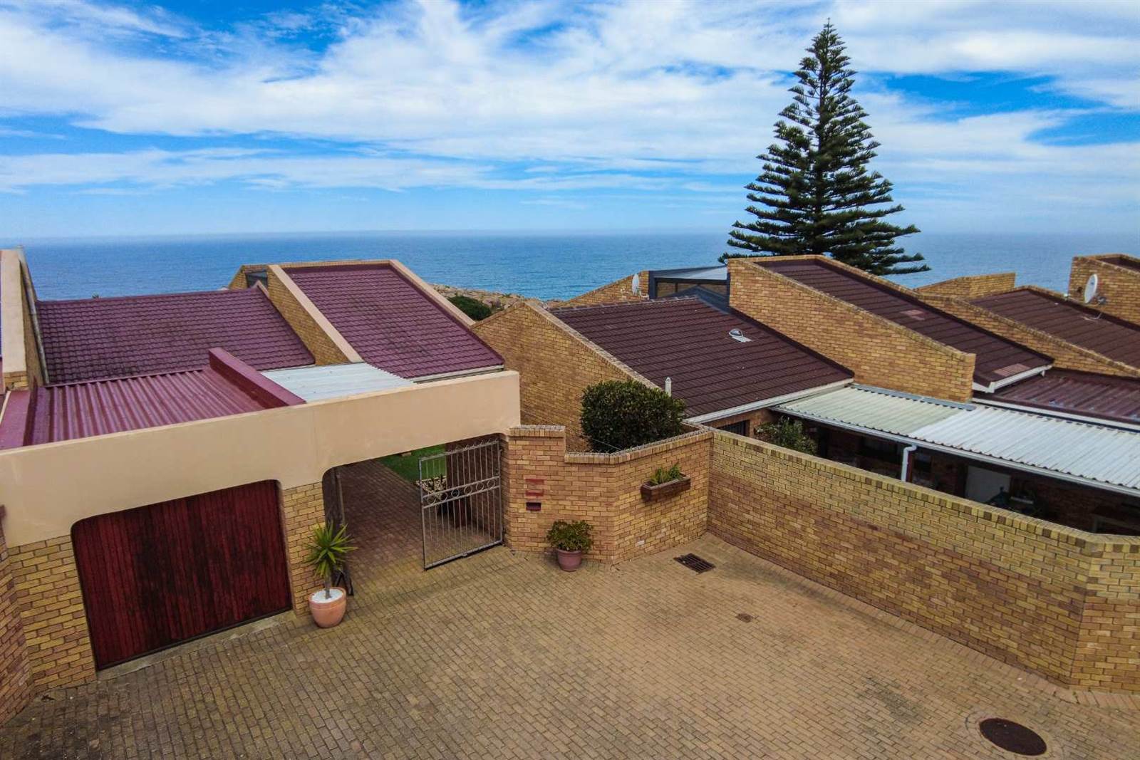 3 Bed Townhouse in Mossel Bay Central photo number 3