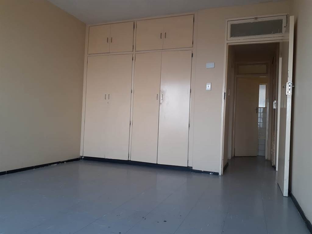 2 Bed Apartment in Hillbrow photo number 6