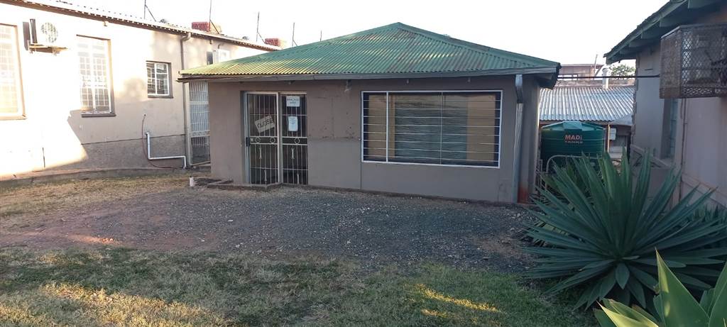 100  m² Commercial space in Louis Trichardt photo number 1
