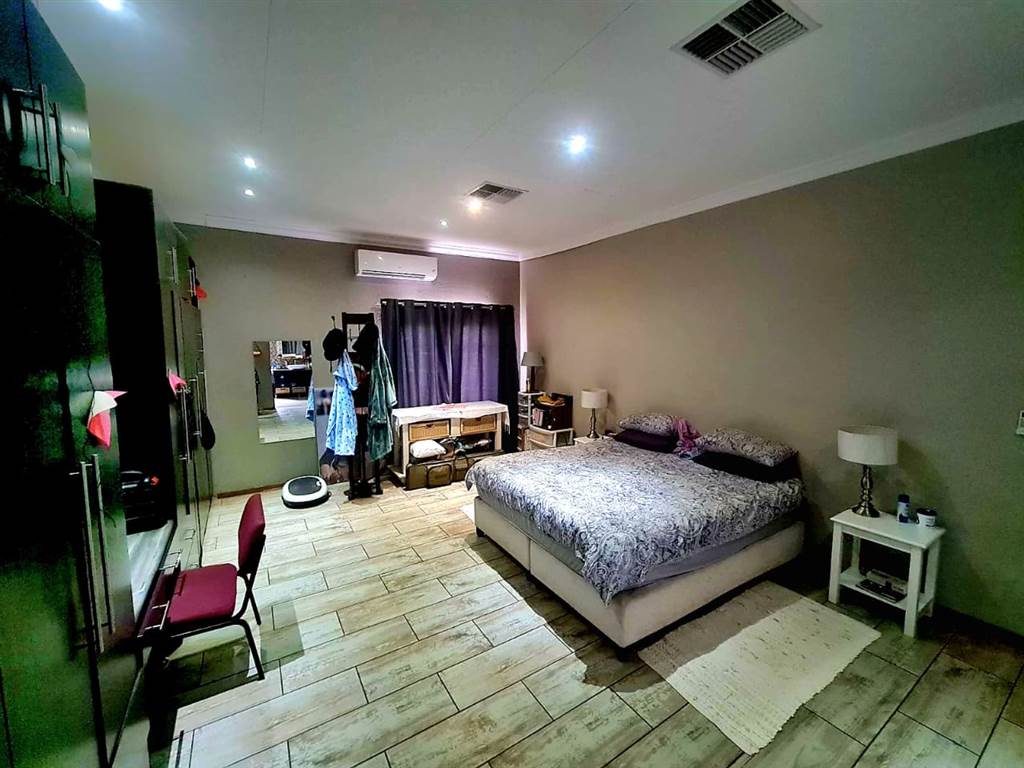 4 Bed House in Olifantshoek photo number 17