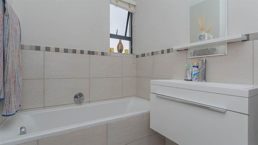 2 Bed Apartment in Sebenza photo number 5