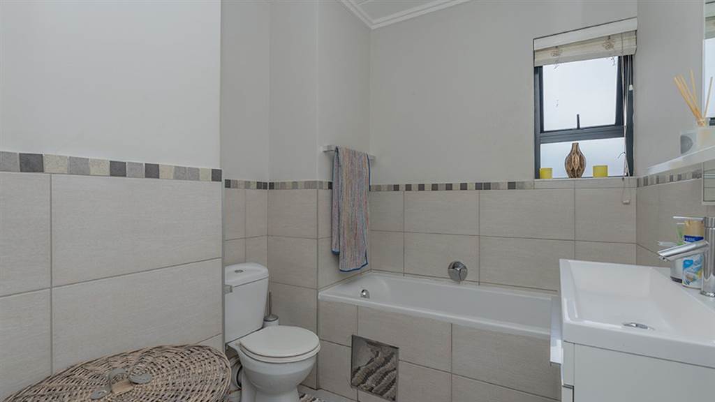 2 Bed Apartment in Sebenza photo number 10