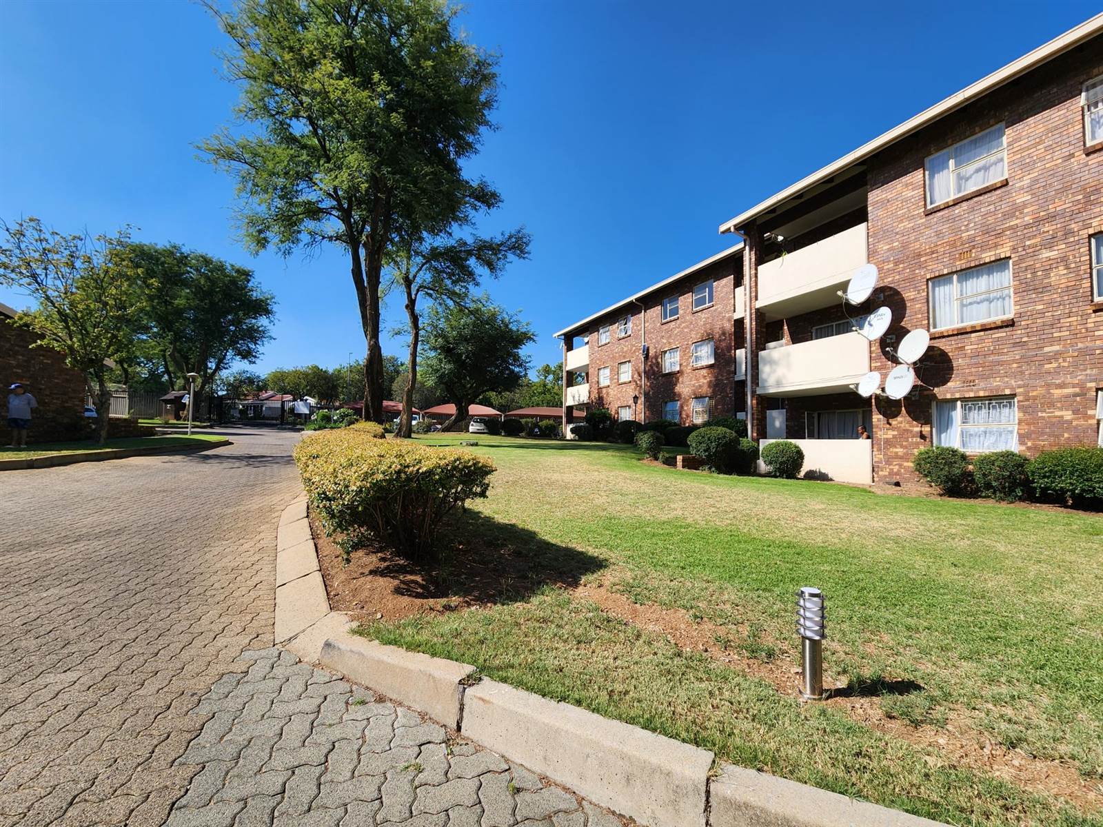 3 Bed Apartment in Sunninghill photo number 18