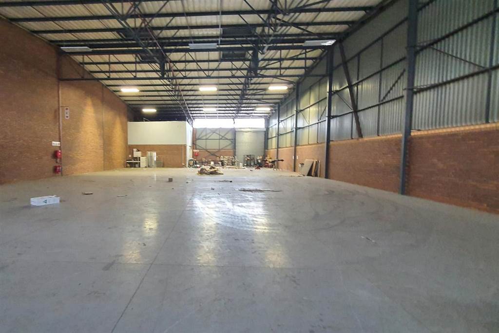 964  m² Industrial space in Pomona photo number 3