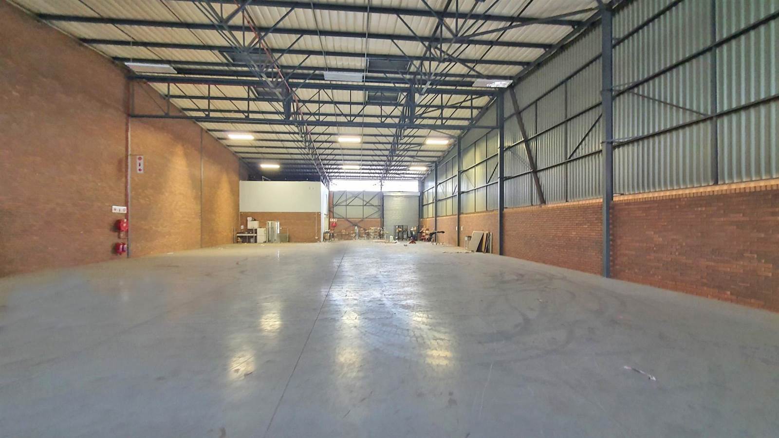 964  m² Industrial space in Pomona photo number 2