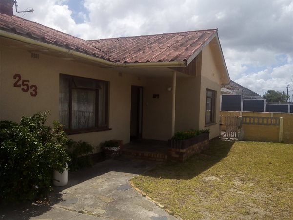 3 Bed House in Grassy Park