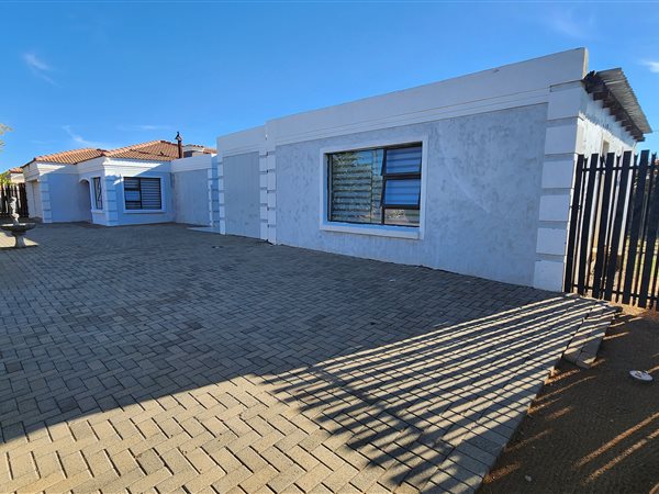 4 Bed House in Mandela View